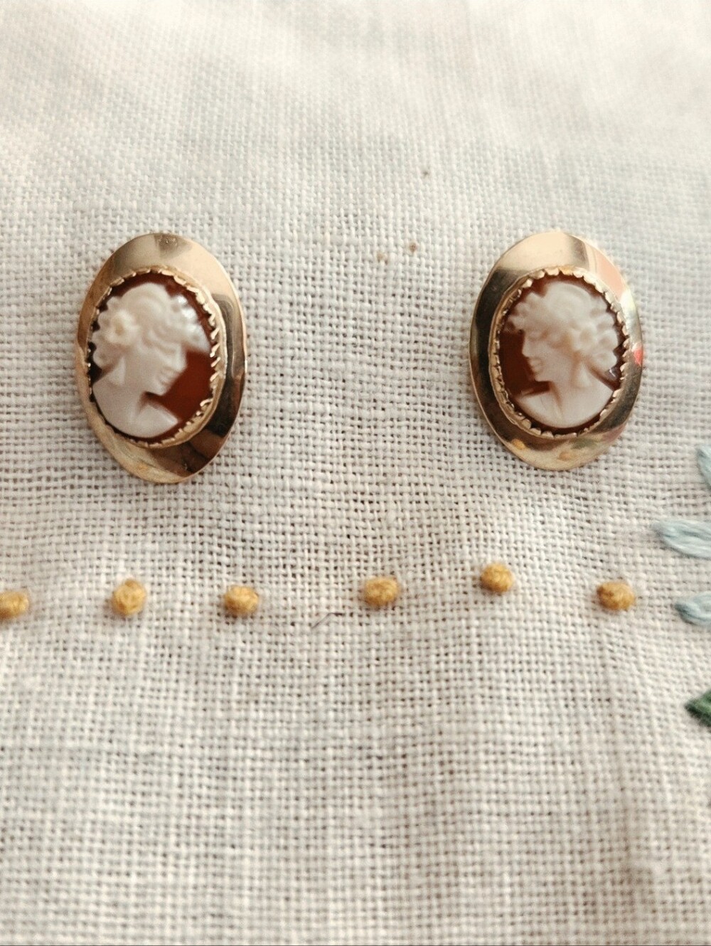 Vintage 14k Gold Oval Cameo Earrings